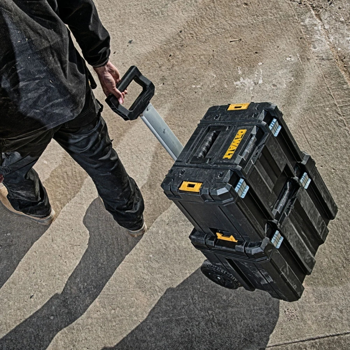 Caixa DeWalt DWST17820 TSTAK c/ Rodas e Alça Telescópica